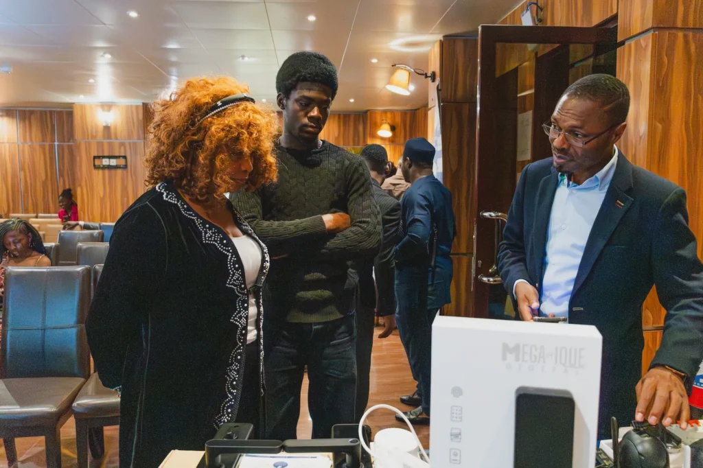 Visiteurs découvrant les solutions connectées de Mega-Ique Digital